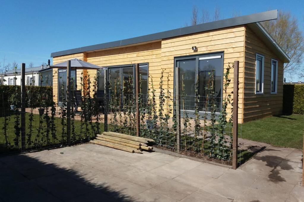 Dronrijp Luxe Vakantie Bungalow Met 3 Slaapkamers מראה חיצוני תמונה
