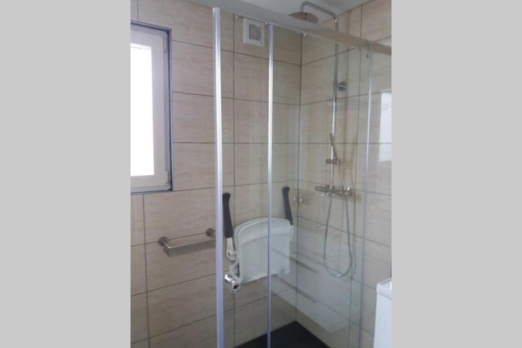 Dronrijp Luxe Vakantie Bungalow Met 3 Slaapkamers מראה חיצוני תמונה